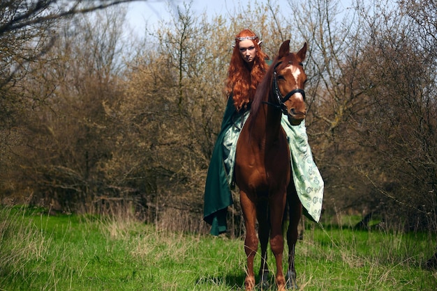 Cosplay fille elfe dans la forêt