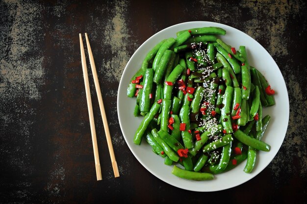 Cosses de pois verts au piment et au sésame