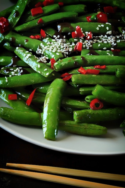 Photo cosses de pois verts au piment et au sésame