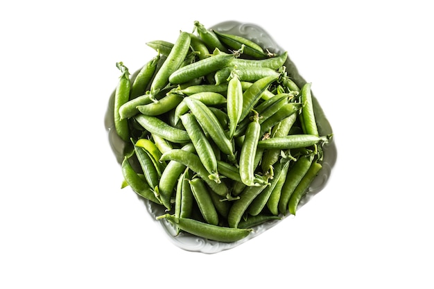 Cosses de pois verts frais dans un bol blanc isolé sur fond blanc - vue de dessus.