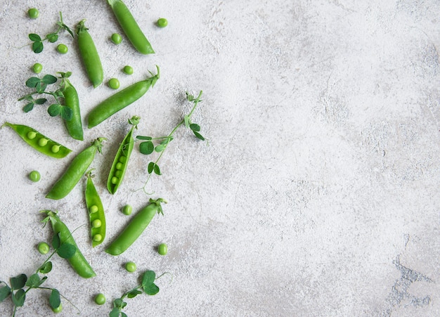 Cosses de pois verts frais et pois verts