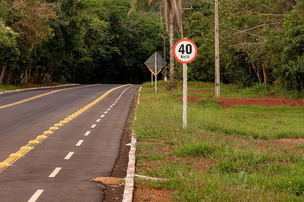 Costa Rica Mato Grosso do Sul Brésil 12 18 2022 Route menant au parc naturel municipal brésilien salto do rio sucuriu avec un panneau de signalisation indiquant une vitesse maximale de 40