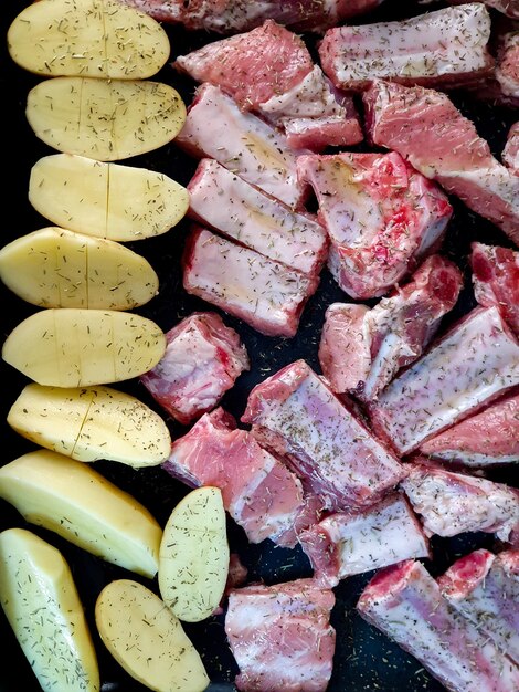 Photo costillas de cerdo asadas con patatas