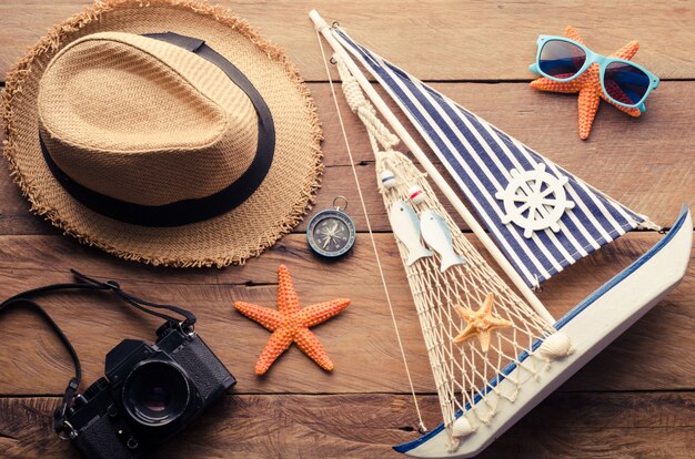 Costume d&#39;accessoires avec voyage pour l&#39;été sur le plancher en bois