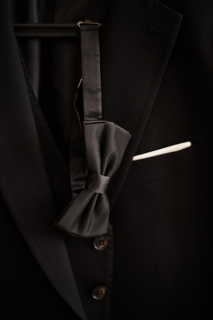 Costume et cravate noirs pour hommes à la mode de mariage