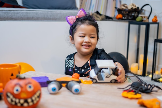 Costume d'enfant pour le festival d'Halloween à la maison. Fête de famille et salle décorée à l'automne.