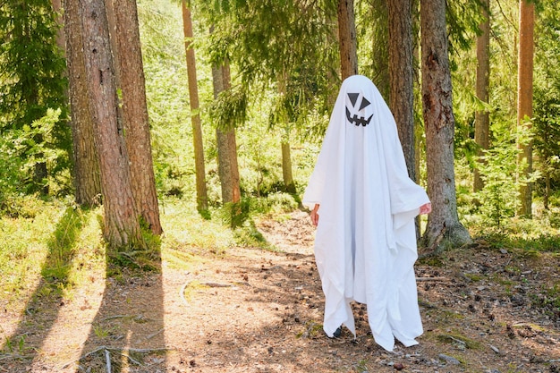 Costume de fantôme drôle et effrayant pour Halloween dans la forêt