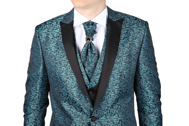 Costume homme à la mode avec motif floral bleu-vert, conçu pour le mariage ou le bal, isolé sur fond blanc.