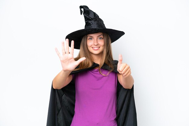 Costume de jeune femme caucasienne comme sorcière isolé sur fond blanc comptant six avec les doigts