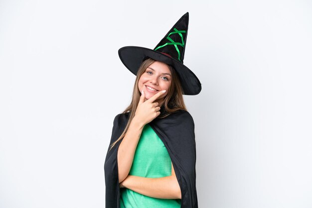 Costume de jeune femme caucasienne comme sorcière isolé sur fond blanc souriant