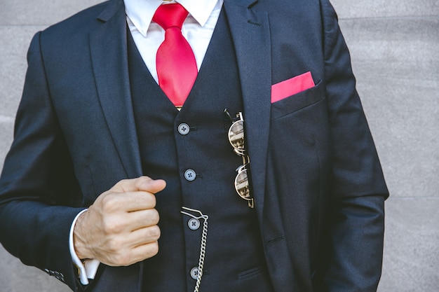 Costume de luxe de smoking élégant uniforme doux avec cravate rouge pour marié moderne ou homme d'affaires à la mode