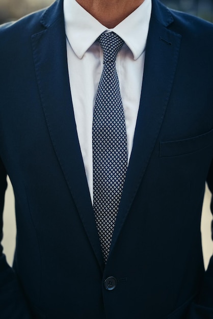 Costume de mode et corps d'homme en plein air pour un entretien d'entreprise, une réunion ou un travail de conseil, des voyages, des vêtements élégants et une personne avec une tenue élégante pour un service de mariage ou un événement formel avec confiance.