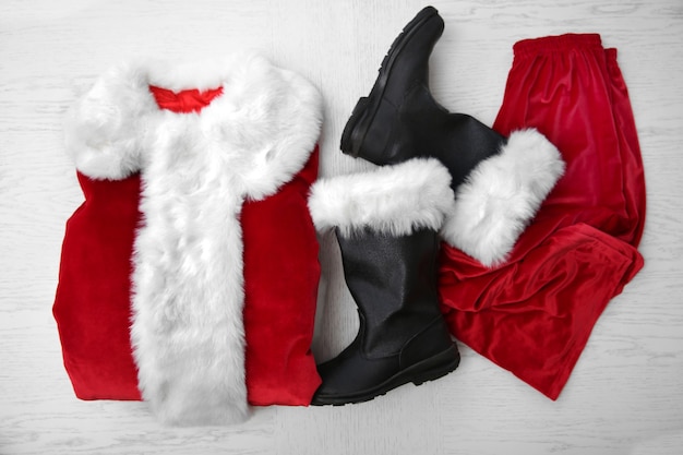 Costume de père Noël sur table en bois blanc, gros plan