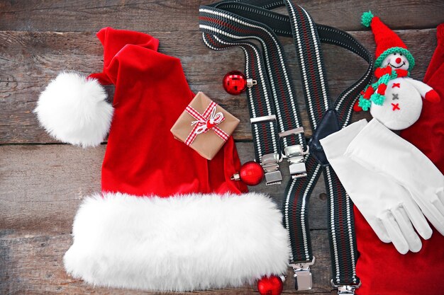 Costume de père Noël sur table en bois, gros plan