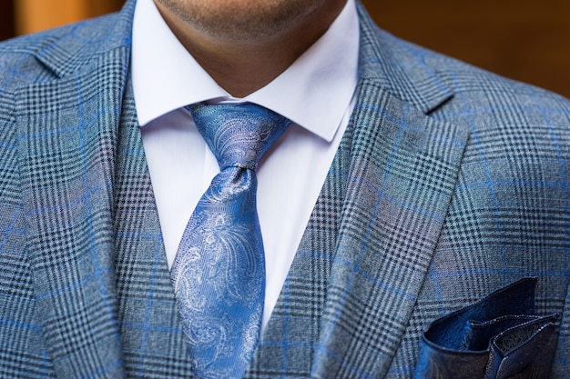 Costume pour hommes élégant avec une cravate, gros plan