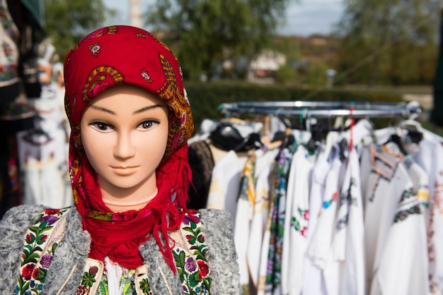 Costume traditionnel roumain sur mannequin et cintres