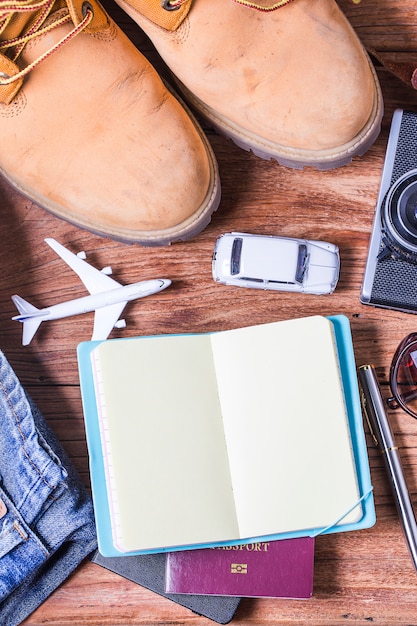 Costumes d&#39;accessoires de voyage. Passeports, bagages, Le coût des cartes de voyage préparé pour le voyage