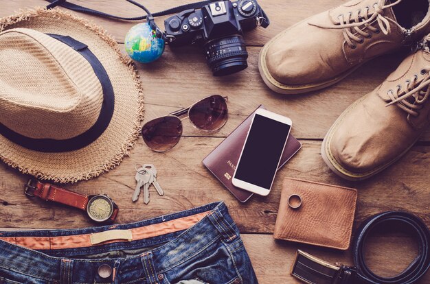 Costumes d'accessoires de voyage. Passeports, bagages, Le coût du voyage préparé pour le voyage.