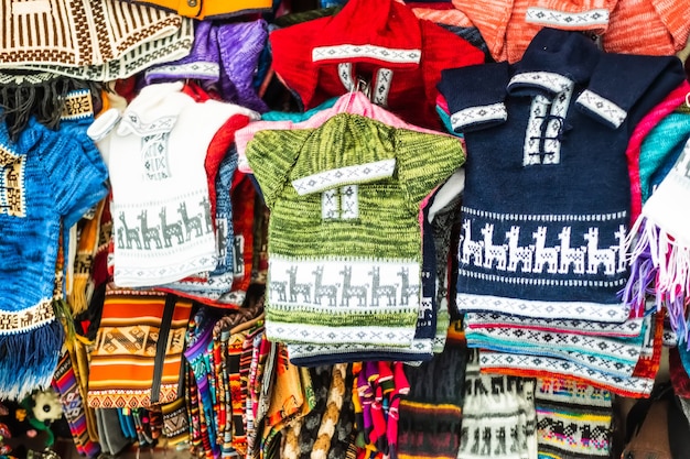 Costumes pour enfants colorés accrochés à la vitrine