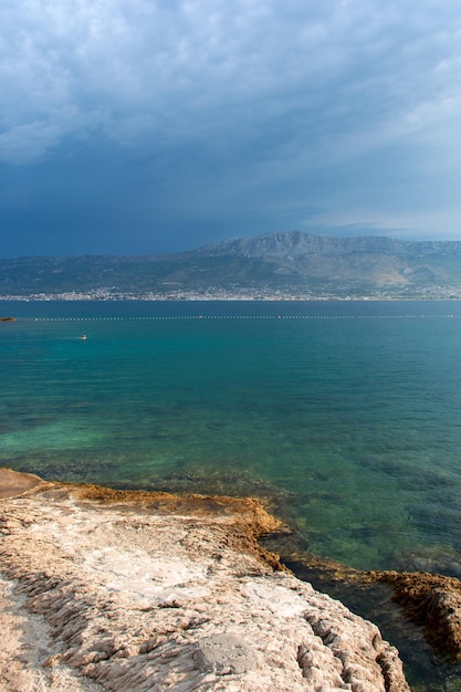 Côte Adriatique de Split en Croatie ciel spectaculaire paysage marin