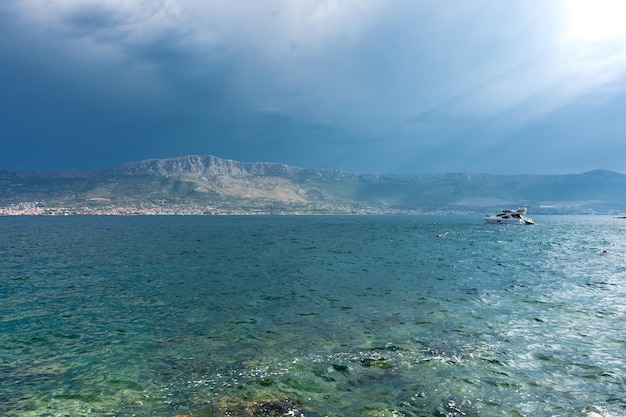 Côte Adriatique de Split en Croatie ciel spectaculaire paysage marin