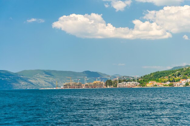 Sur la côte de la baie de BokaKotorsky se trouve la construction d'hôtels de luxe