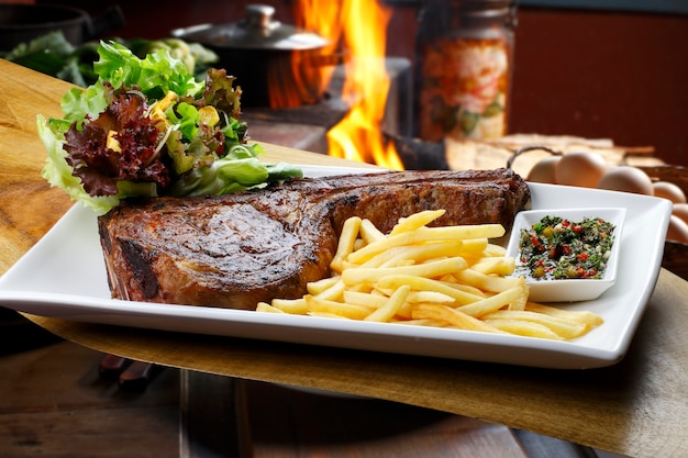 Côte de boeuf avec frites et salade