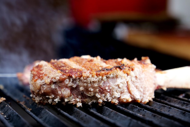 Côte de bœuf sur la parrilla lors d'un barbecue brésilien au gros sel