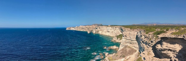 Côte Bonifacio Corse avec falaise de calcaire surplombant la mer sur skyx9 bleu clair