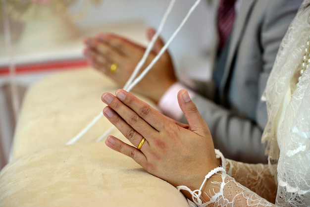 Côte à côte des mariés lors d'une cérémonie de mariage thaïlandaise