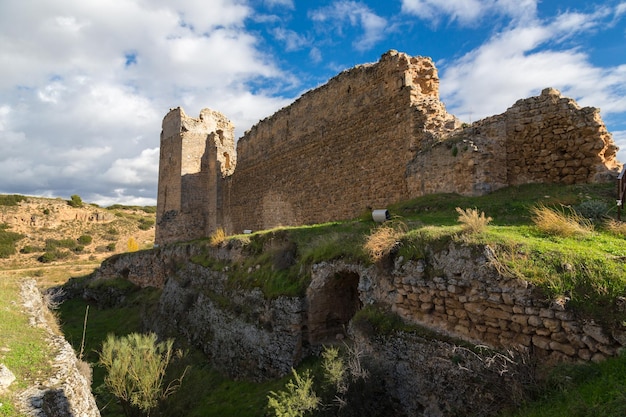 côté du château en ruine de Zorita de los Canes au premier plan les vestiges du château vue sur les douves Guadalajara Espagne