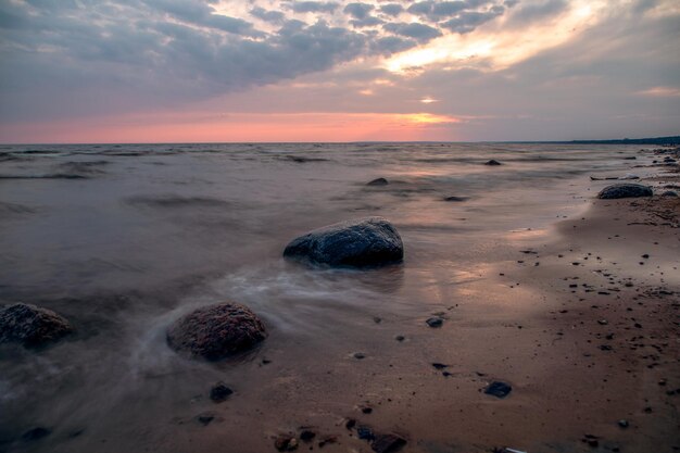 côte du golfe de Finlande au coucher du soleil