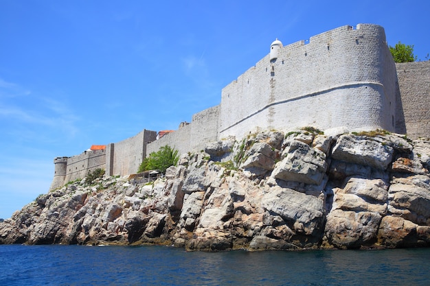 Côte escarpée et remparts fortifiés de Dubrovnik, Croatie