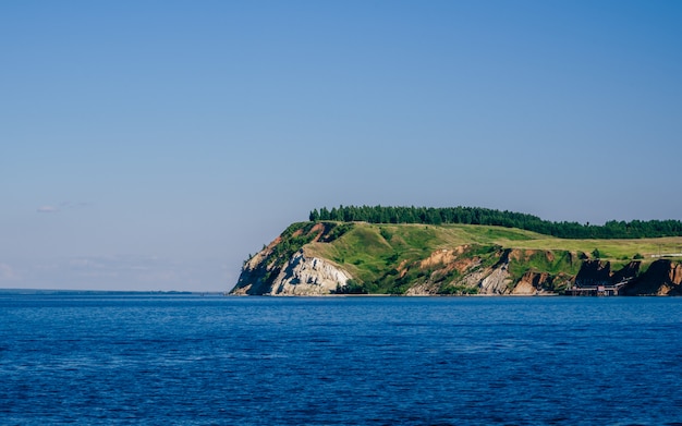 Côte falaise de la rivière.