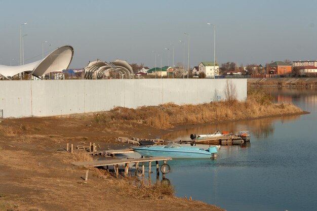 Côte fluviale avec bateau amarré