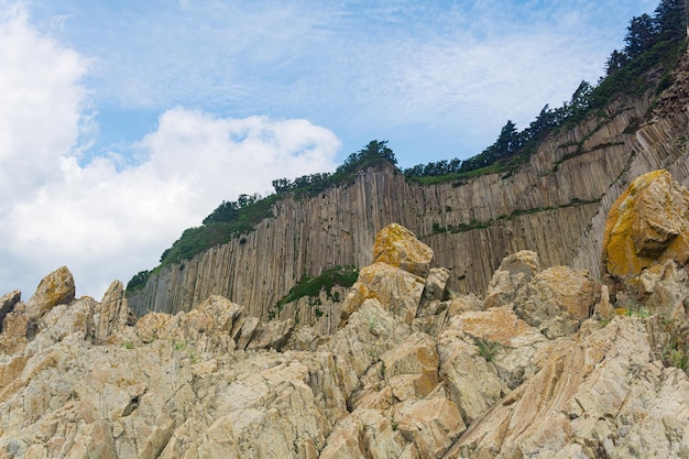 Côte de l'île de Kunashir sur le cap Stolbchaty avec des rochers à colonnes de basalte