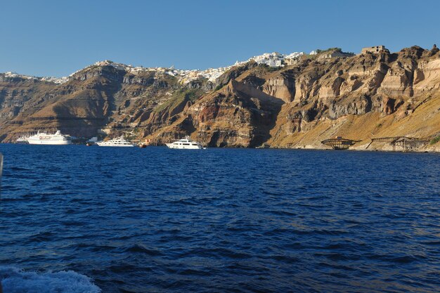 côte de l'île de santorin grèce avec yacht de luxe