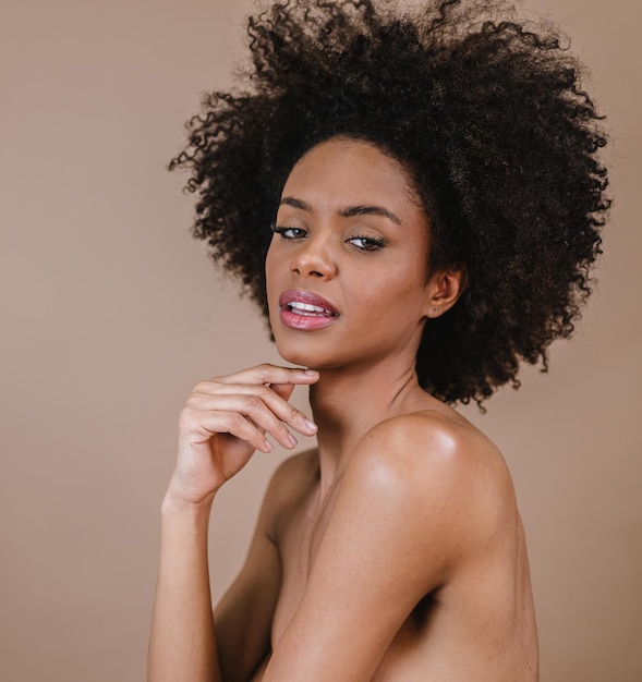 Côté une jeune femme afro latine souriante Joie positive et amour Beaux cheveux de style africain