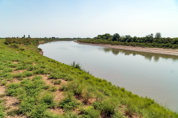 Côte d'une large rivière plate