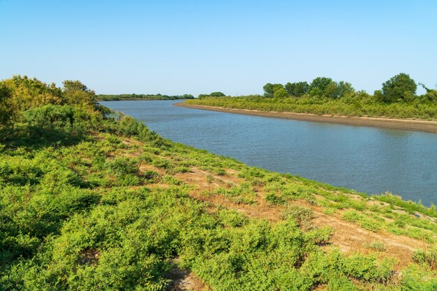 Côte d'une large rivière plate