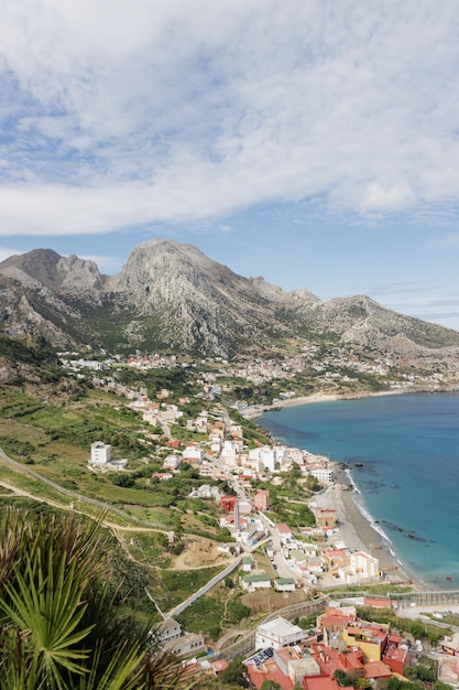 La côte marocaine et la ville espagnole de Ceuta