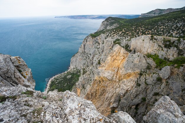 Côte méditerranéenne avec de hautes falaises et une mer agitée