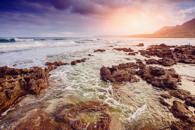 Côte de la mer au coucher du soleil