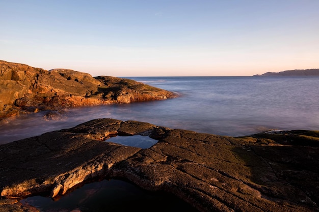 Photo la côte de la mer de barents au coucher du soleil