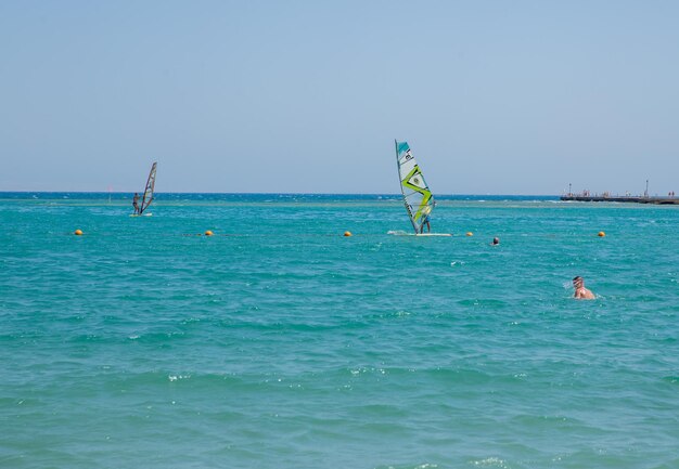 Côte de la mer bleu azur contre le ciel