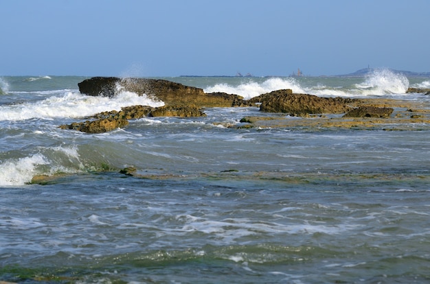 La côte de la mer Caspienne par temps orageux dans la soirée, Azerbaïdjan, Bakou