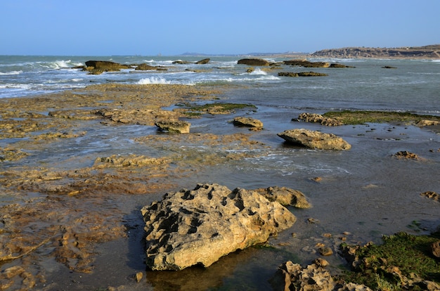 La côte de la mer Caspienne par temps orageux dans la soirée, Azerbaïdjan, Bakou