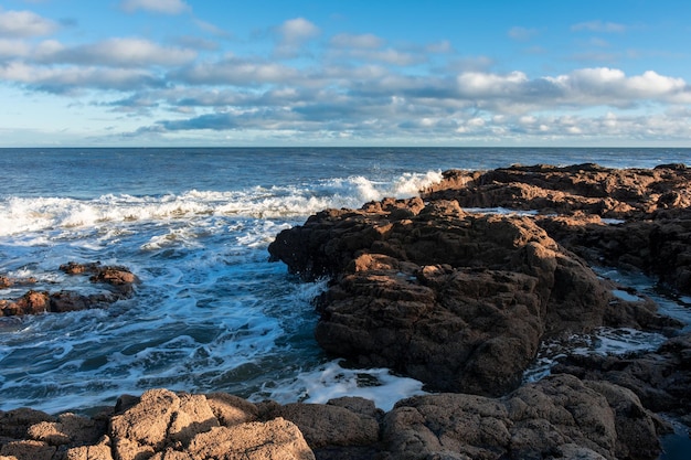 Côte de la mer du Nord en Ecosse contre un paysage marin de ciel dramatique