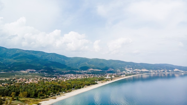 Côte de la mer Égée avec longue plage le long de la ville, bâtiments, Asprovalta, Grèce