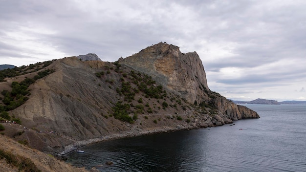 La côte de la mer Noire de Crimée paysage mer montagnes et ciel le concept de voyage et de tourisme